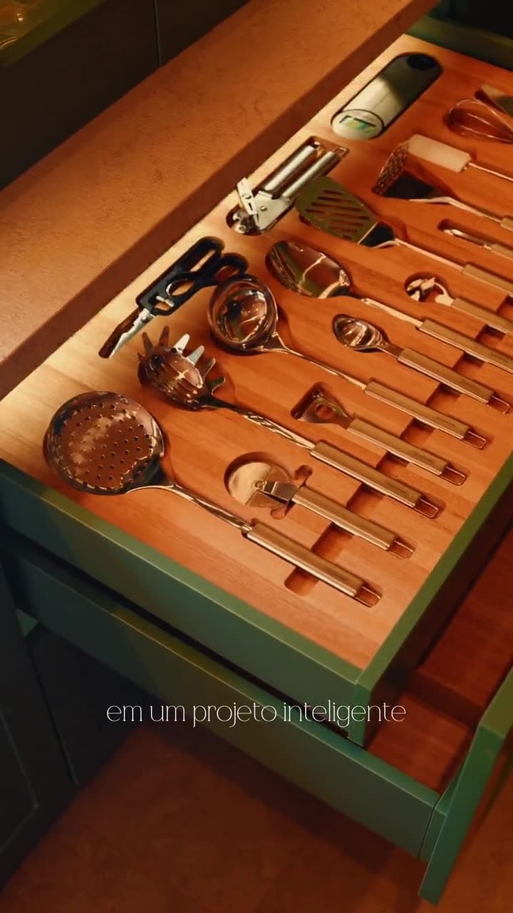 Gavetas com divisórias de madeira, porta-temperos e adega, abertas uma a uma