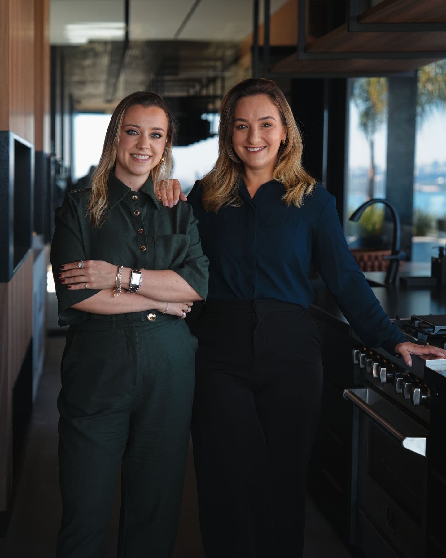 Duas das sócias da Boa Vista Brasília lado a lado em uma cozinha